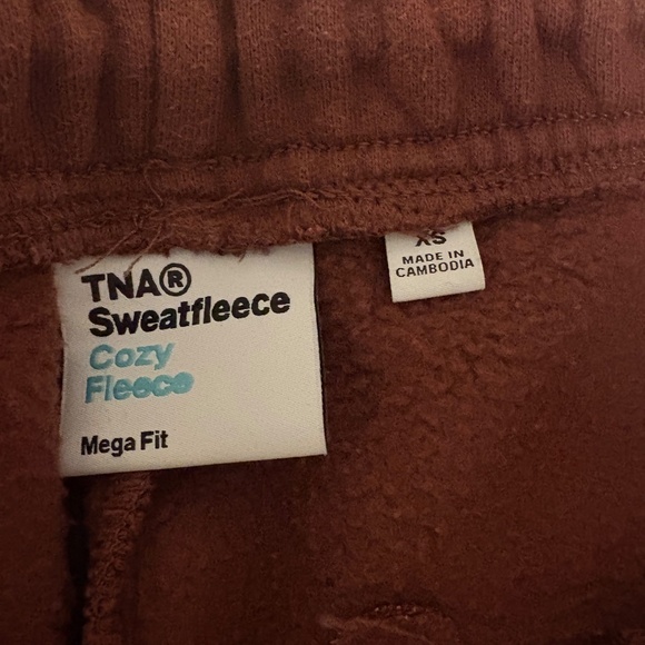 TNA Cozy Fleece Cargo Sweatpants – XS (Mega Fit) - Picture 3 of 3